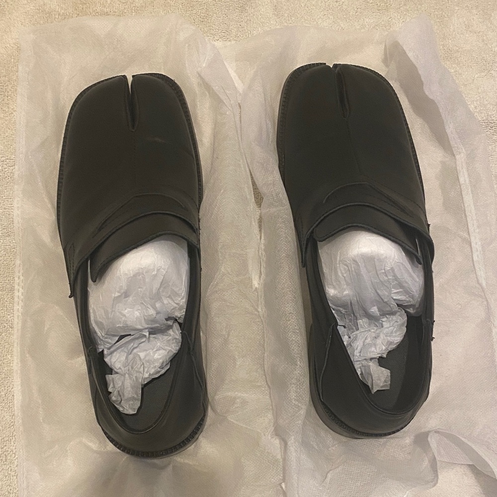 Elegant Black Split-Toe Loafers (tabi)